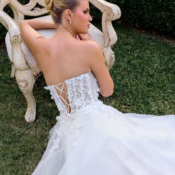 Off white wedding dress, bridal gown. Church outdoor destination - Picture 5 of 6